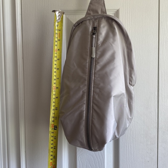 Nylon cross body bag! Brand new never used! - Picture 3 of 6